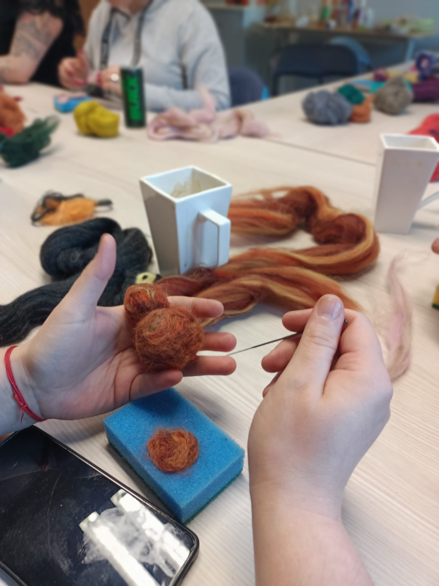 Tworzenie filcowych ozdób w ramach Kręgów Rodzinnych - Projekt Wygrana Rodzina w Szczecinie