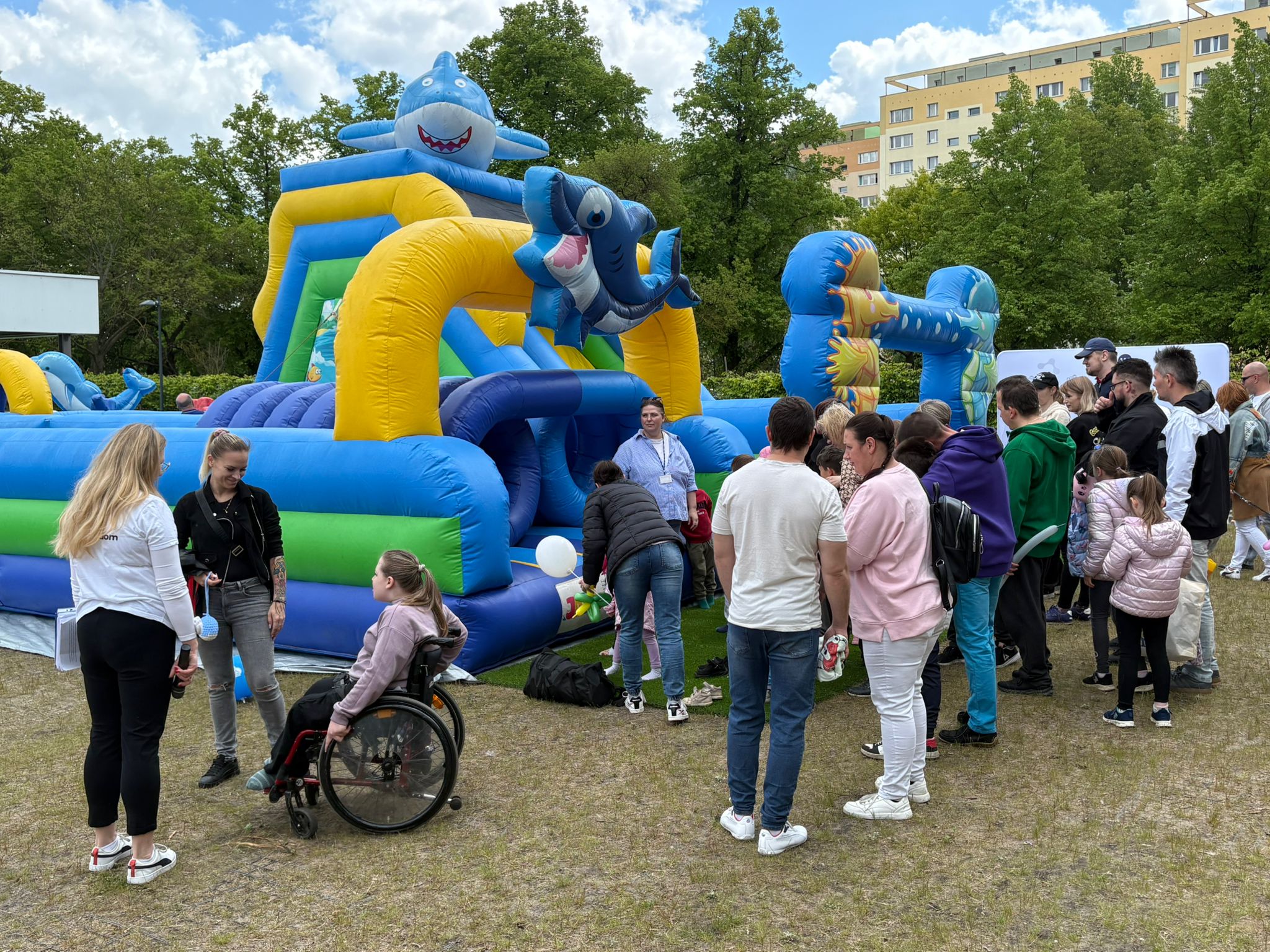 Zabawa na dmuchanym zamku podczas festynu