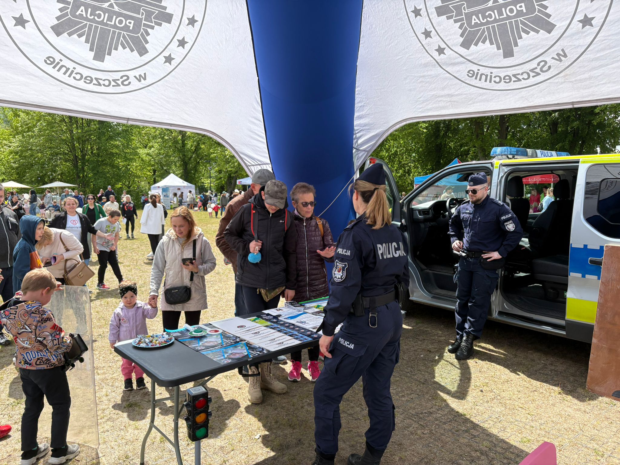 Ludzie przy stanowisku policji podczas festynu