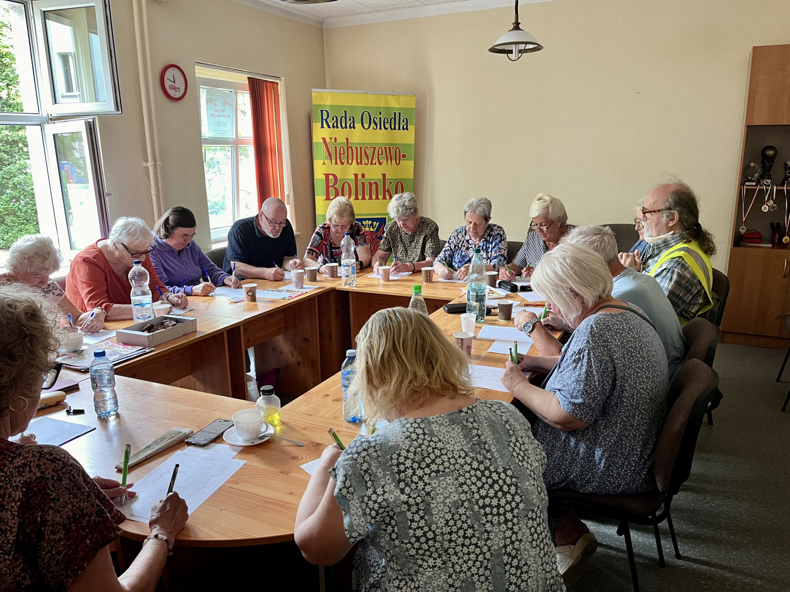Zdjęcie przedstawia seniorów na zajęciach integracyjnych