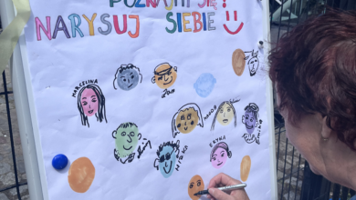 Zdjęcie przedstawia osobę malującą po tablicy "Poznajmy się, narysuj siebie"