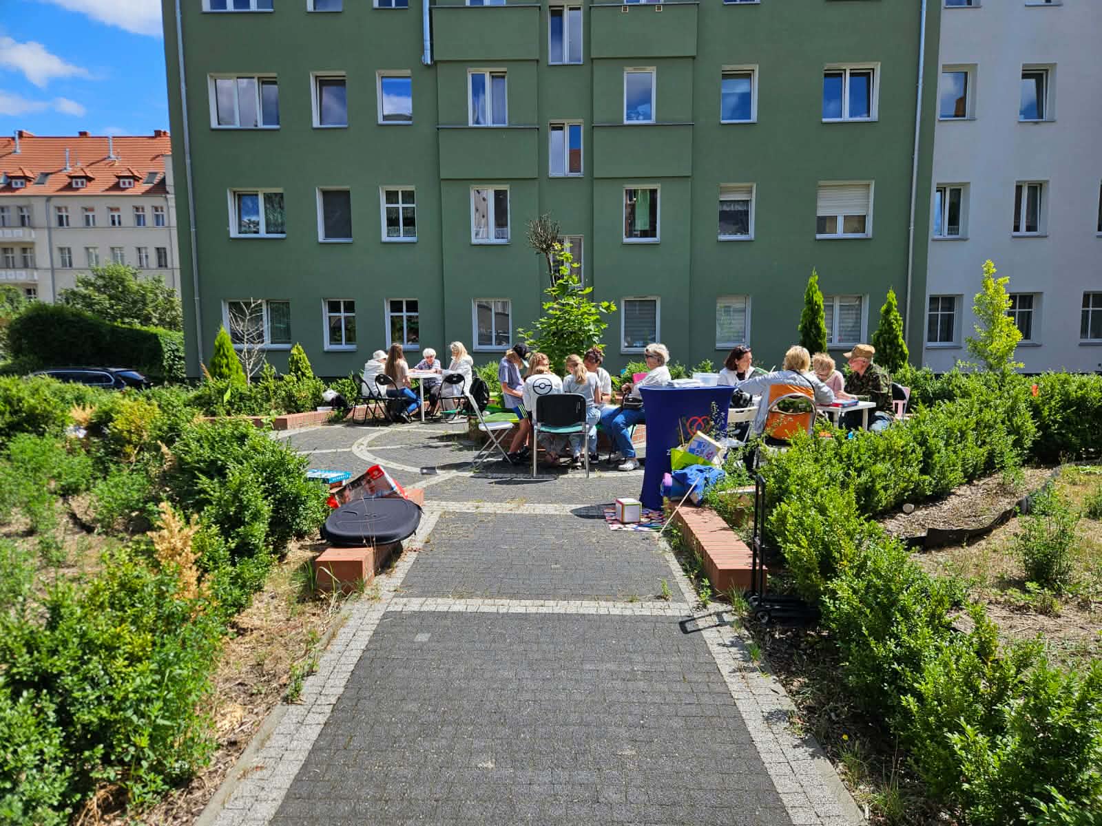 Zdjęcie przedstawia ludzi na festynie