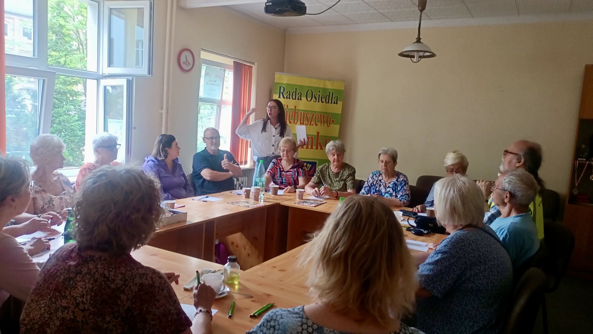 Zdjęcie przedstawia seniorów na zajęciach integracyjnych