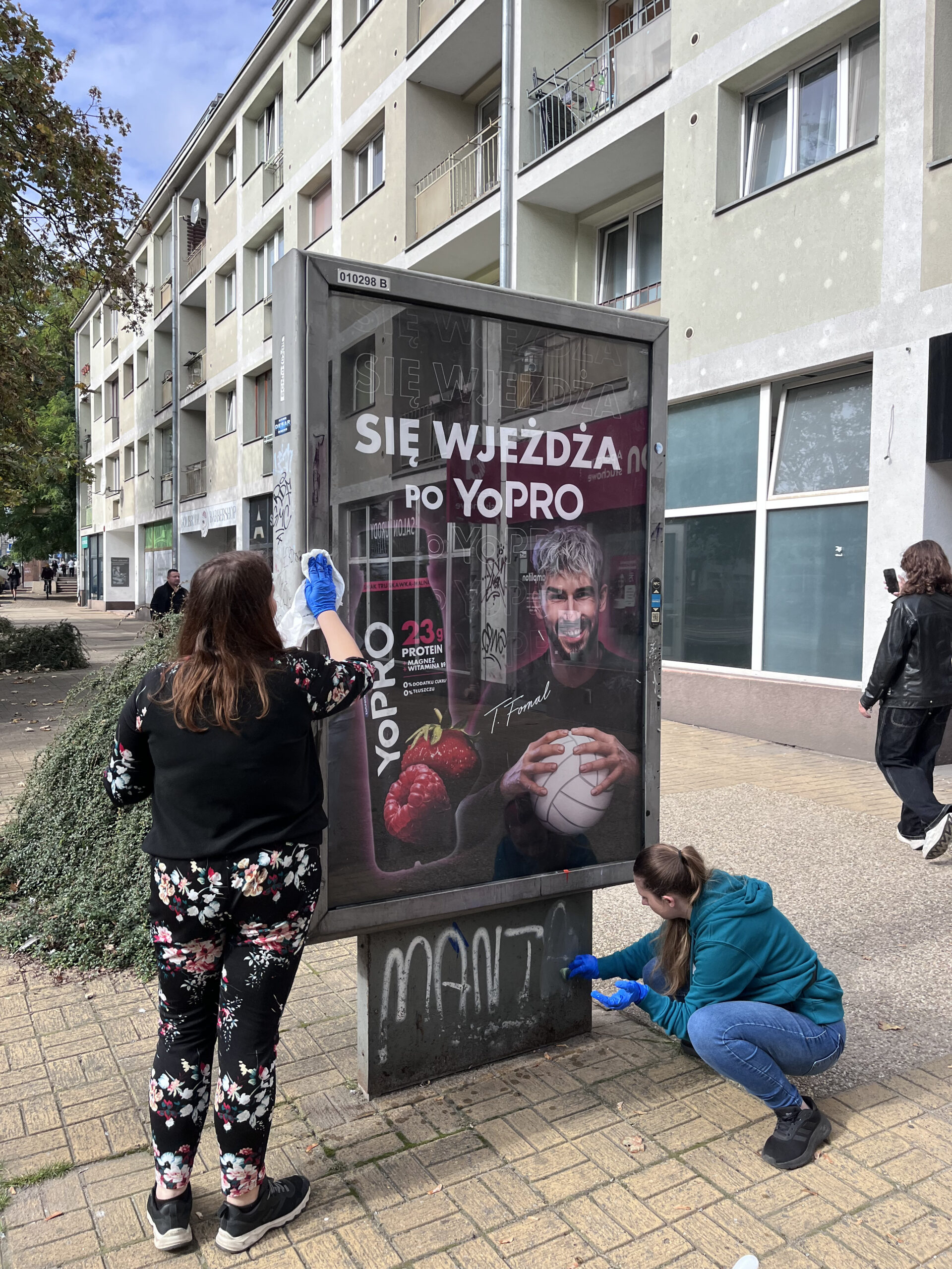 Zdjęcie przedstawia dwie kobiety podczas prac porządkowych pod Centrum Aktywności i Wolontariatu Seniorów
